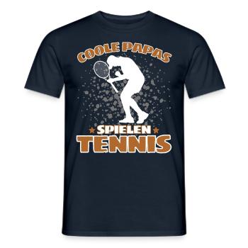 COOLE PAPAS SPIELEN TENNIS Das Lustige - Männer T-Shirt - Navy - Vorne - AI Model Male 178 light (178cm)