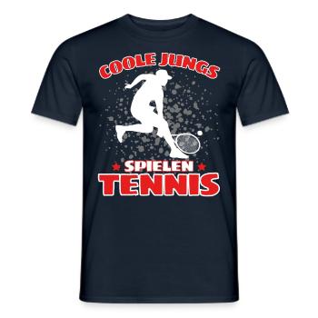 COOLE JUNGS SPIELEN TENNIS Das Lustige - Männer T-Shirt - Navy - Vorne - AI Model Male 178 light (178cm)