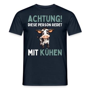 ACHTUNG! DIESE PERSON REDET MIT KÜHEN! Lustiges - Männer T-Shirt - Navy - Vorne - AI Model Male 178 light (178cm)