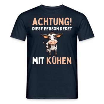 ACHTUNG! DIESE PERSON REDET MIT KÜHEN! Lustiges - Männer T-Shirt - Navy - Vorne - AI Model Male 178 light (178cm)