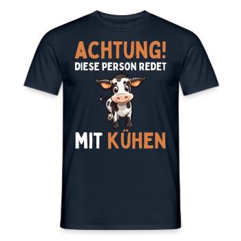 ACHTUNG! DIESE PERSON REDET MIT KÜHEN! Lustiges - Männer T-Shirt - Navy - Vorne - AI Model Male 178 light (178cm)