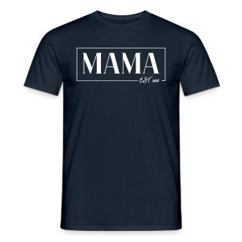 MAMA EST. 2027 - Das Mami Mom Mommy Mama Geburt - Männer T-Shirt - Navy - Vorne - AI Model Male 178 light (178cm)