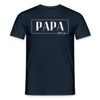 PAPA EST 2027 : Vater 2027 - Das Daddy Vatertag - Männer T-Shirt - Navy - Vorne - AI Model Male 178 light (178cm)