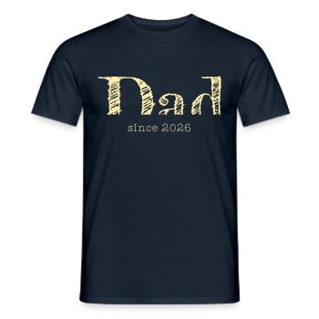Dad 26 Vater Baby Papa 2026 Vatertagsgeschenk - Männer T-Shirt - Navy - Vorne - AI Model Male 178 light (178cm)
