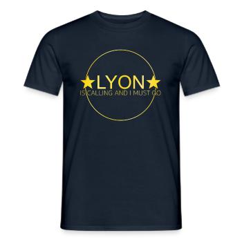 Lyon Spruch - Männer T-Shirt - Navy - Vorne - AI Model Male 178 light (178cm)