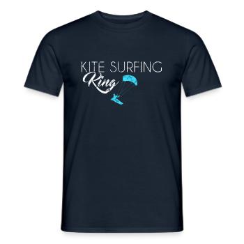 Kite Surfing King - Männer T-Shirt - Navy - Vorne - AI Model Male 178 light (178cm)