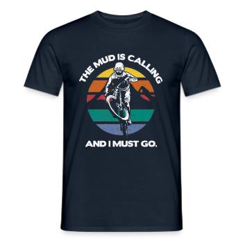 La boue appelle les vététistes - T-shirt homme - marine - Devant - AI Model Male 178 light (178cm)