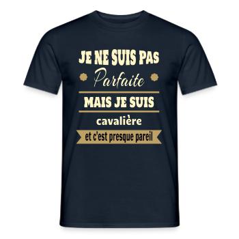 Cadeau pas parfaite mais cavalière cheval - T-shirt homme - marine - Devant - AI Model Male 178 light (178cm)