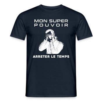 Super Pouvoir ARRETER LE TEMPS Photographe - T-shirt homme - marine - Devant - AI Model Male 178 light (178cm)