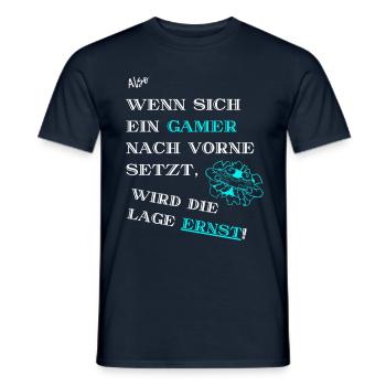 Ernste Lage bei Gamer in weißer Schrift - Männer T-Shirt - Navy - Vorne - AI Model Male 178 light (178cm)