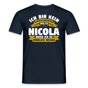 Klugscheisser Nicola weiß es besser - Männer T-Shirt - Navy - Vorne - AI Model Male 178 light (178cm)