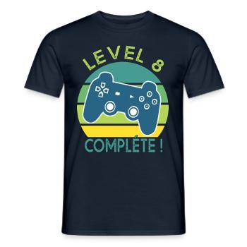 Level 8 cadeau jeux vidéo Anniversaire 8 ans gamer - T-shirt homme - marine - Devant - AI Model Male 178 light (178cm)