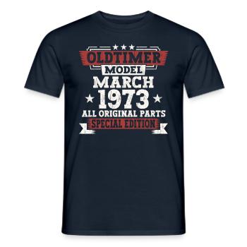50. Geburtstag Mann März Jahrgang 1973 Oldtimer - Männer T-Shirt - Navy - Vorne - AI Model Male 178 light (178cm)