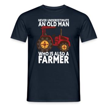 Never Underestimate An Old Man - Funny Farmer - Männer T-Shirt - Navy - Vorne - AI Model Male 178 light (178cm)