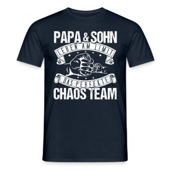 Chaos Team, Papa und Sohn - Männer T-Shirt - Navy - Vorne - AI Model Male 178 light (178cm)