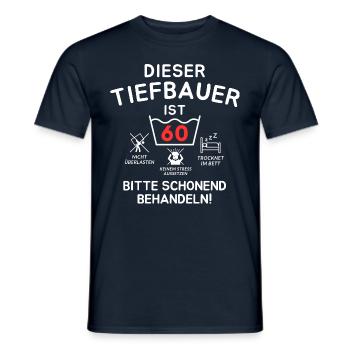 Dieser Tiefbauer ist 60. Schonend behandeln - Männer T-Shirt - Navy - Vorne - AI Model Male 178 light (178cm)