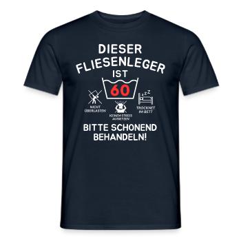 Dieser Fliesenleger ist 60. Schonend behandeln - Männer T-Shirt - Navy - Vorne - AI Model Male 178 light (178cm)