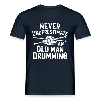 Unterschätze nie einen alten Mann am Schlagzeug - Männer T-Shirt - Navy - Vorne - AI Model Male 178 light (178cm)