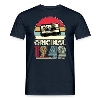 1942 Vintage 80 Anniversaire Rétro - T-shirt homme - marine - Devant - AI Model Male 178 light (178cm)