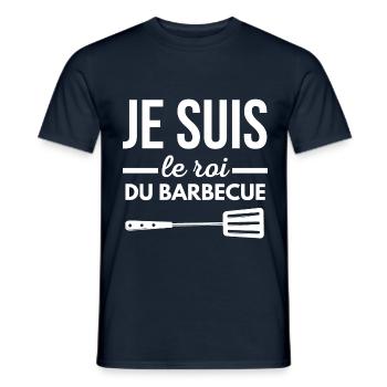 tablier JE SUIS LE ROI du bbq - T-shirt homme - marine - Devant - AI Model Male 178 light (178cm)