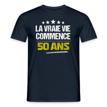 La vraie vie commence 50 ans - T-shirt homme - marine - Devant - AI Model Male 178 light (178cm)
