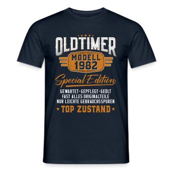 Oldtimer Baujahr 1982 geboren Geburtstagsspruch - Männer T-Shirt - Navy - Vorne - AI Model Male 178 light (178cm)