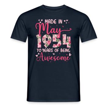 Mai 1954 Cadeau Anniversaire 70 Ans Pour Femme - T-shirt homme - marine - Devant - AI Model Male 178 light (178cm)