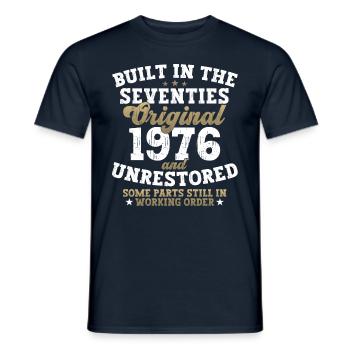 Built in the seventies 1976 46. Geburtstag Herren - Männer T-Shirt - Navy - Vorne - AI Model Male 178 light (178cm)