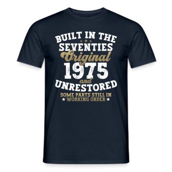 Built in the seventies 1975 47. Geburtstag Herren - Männer T-Shirt - Navy - Vorne - AI Model Male 178 light (178cm)