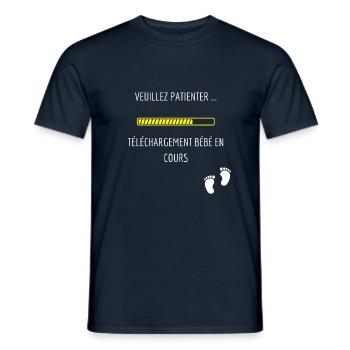 Veuillez patienter bébé en cours - T-shirt homme - marine - Devant - AI Model Male 178 light (178cm)
