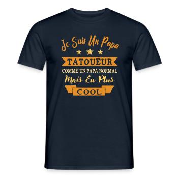 Cadeau pour Homme papa tatoueur cadeau de père - T-shirt homme - marine - Devant - AI Model Male 178 light (178cm)