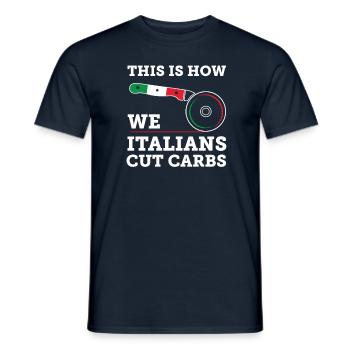 Lustiges italienisch-amerikanisches Design - Wie Italiener schneiden - Männer T-Shirt - Navy - Vorne - AI Model Male 178 light (178cm)