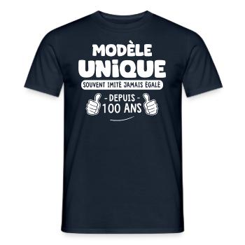 anniversaire 100 ans modèle unique depuis 100 ans - T-shirt homme - marine - Devant - AI Model Male 178 light (178cm)