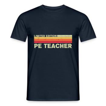 Limitierte Auflage PE Teacher Retro Sunset - Männer T-Shirt - Navy - Vorne - AI Model Male 178 light (178cm)