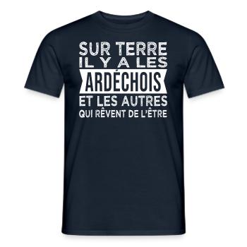 sur terre il y a les Ardéchois Humour Ardéche - T-shirt homme - marine - Devant - AI Model Male 178 light (178cm)