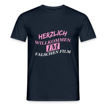 HERZLICH WILLKOMMEN IM FALSCHEN FILM - Männer T-Shirt - Navy - Vorne - AI Model Male 178 light (178cm)