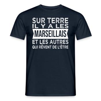 sur terre il y a les Marseillais Humour Marseille - T-shirt homme - marine - Devant - AI Model Male 178 light (178cm)