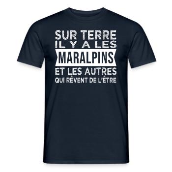 sur terre il y les Maralpins Humour Alpes maritime - T-shirt homme - marine - Devant - AI Model Male 178 light (178cm)