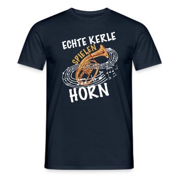 Echte Kerle spielen Horn - Männer T-Shirt - Navy - Vorne - AI Model Male 178 light (178cm)