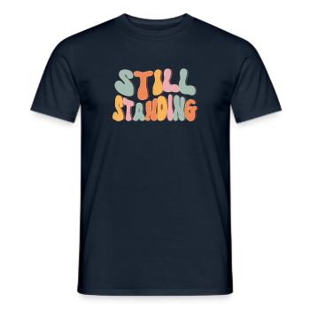Mächtige, immer noch stehende Retro-Beinamputierte - Männer T-Shirt - Navy - Vorne - AI Model Male 178 light (178cm)