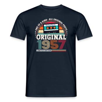 66. Geburtstag Mann Jahrgang 1957 März Kassette - Männer T-Shirt - Navy - Vorne - AI Model Male 178 light (178cm)