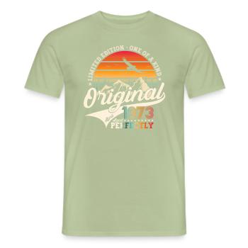 50e anniversaire Mann Original April Né en 1973 - T-shirt homme - vert sauge - Devant - AI Model Male 178 light (178cm)