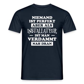 Installateur Spruch Heizung Installateur Geschenk - Männer T-Shirt - Navy - Vorne - AI Model Male 178 light (178cm)
