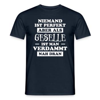 Geselle Lustiger Spruch Gesellenprüfung Geschenk - Männer T-Shirt - Navy - Vorne - AI Model Male 178 light (178cm)