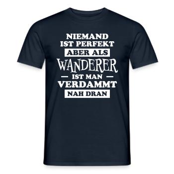 Wanderer Outdoor Lustiger Spruch Wandern Geschenk - Männer T-Shirt - Navy - Vorne - AI Model Male 178 light (178cm)