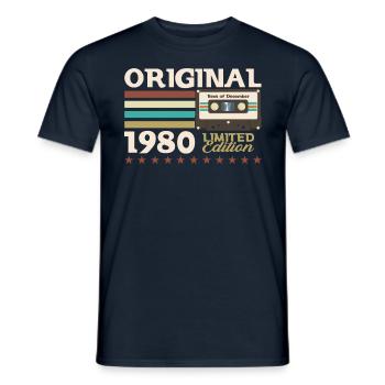 Cassette 43ème Anniversaire Décembre Millésime 1980 - T-shirt homme - marine - Devant - AI Model Male 178 light (178cm)