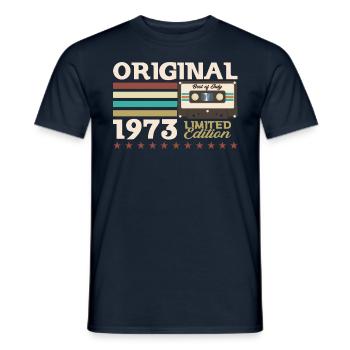 Cassette 51ème Anniversaire Juillet 1973 Millésime 1973 - T-shirt homme - marine - Devant - AI Model Male 178 light (178cm)