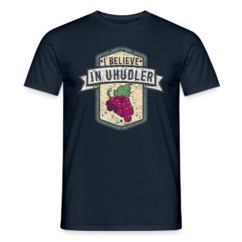 I believe in Uhudler - Männer T-Shirt - Navy - Vorne - AI Model Male 178 light (178cm)