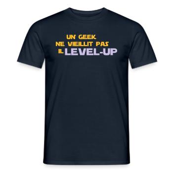 un_geek ne vieillit pas il Level up - T-shirt homme - marine - Devant - AI Model Male 178 light (178cm)