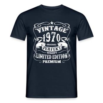 Vintage 1970 - Männer T-Shirt - Navy - Vorne - AI Model Male 178 light (178cm)
